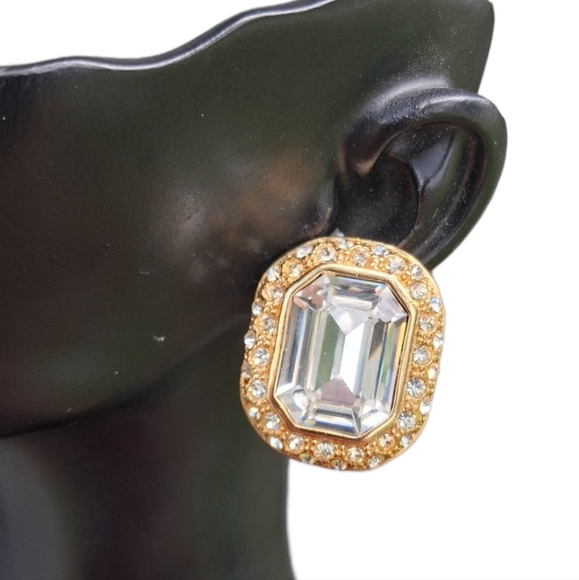 VINTAGE LARGE GOLD & WHITE GLASS RHINESTONE STATEMENT CLIP ON EARRINGS - Picture 2 of 6